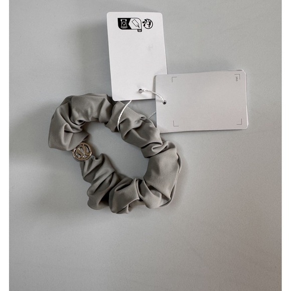 New Lululemon Uplifting Scrunchie With Logo Charm NWT SEAL Limited Edition